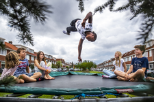 903789 Afbeelding van kinderen op een trampoline op de Julianaweg te Utrecht. De trampoline is hier geplaatst voor ...